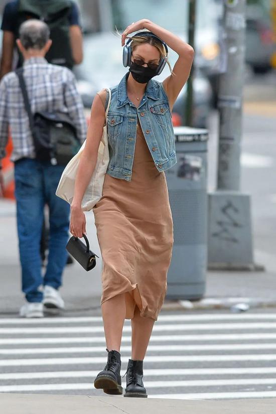 当地时间6月2日，Candice Swanepoel现身纽约