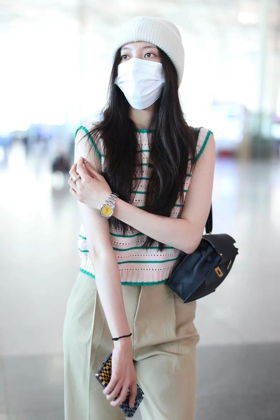 5月28日，宋妍霏现身北京机场