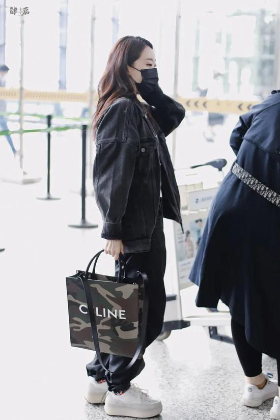 套装:Alexander Wang 包袋:CELINE