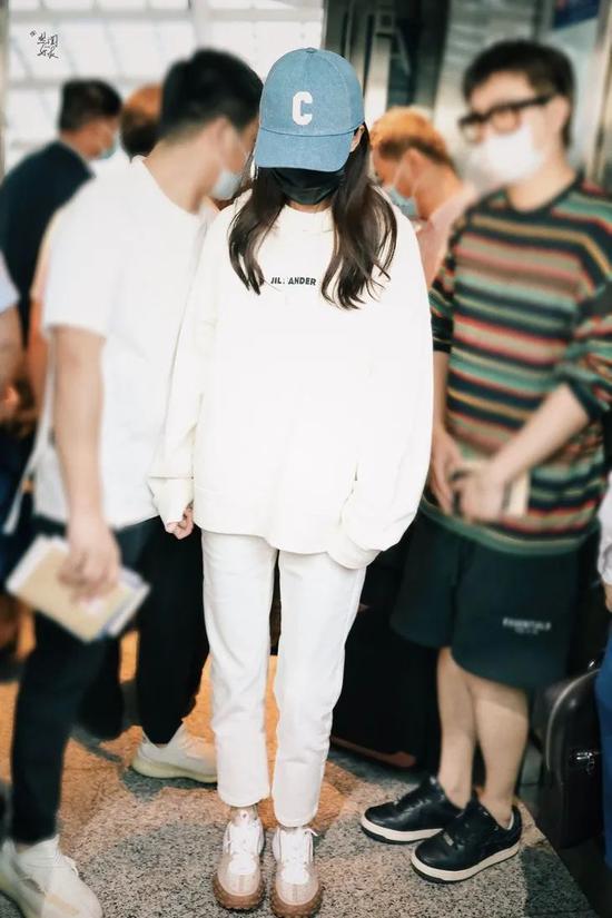 套装:Jil Sanders 球鞋:FILA X LANVIN