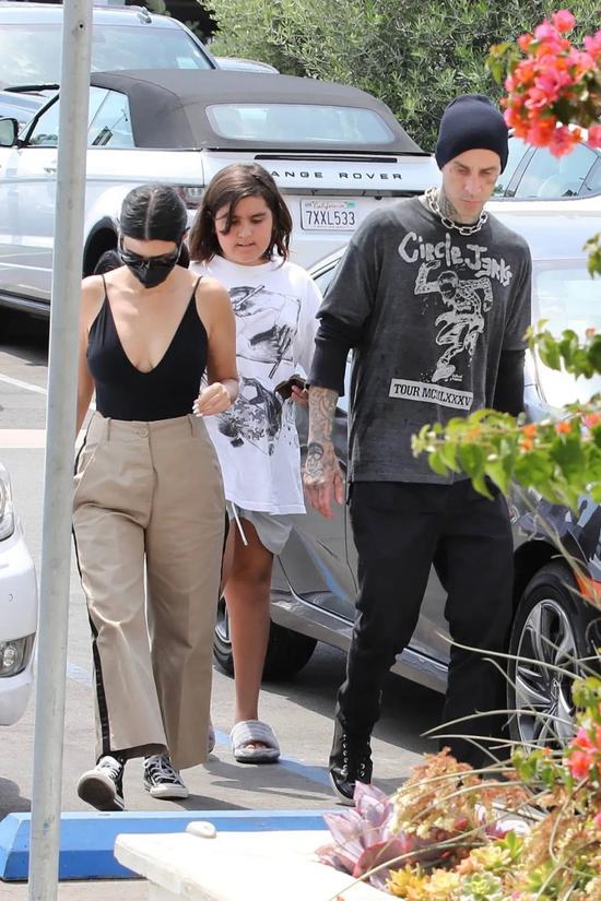 当地时间6月17日,Kourtney Kardashian和Travis Barker带着儿子Manson在加州逛超市
