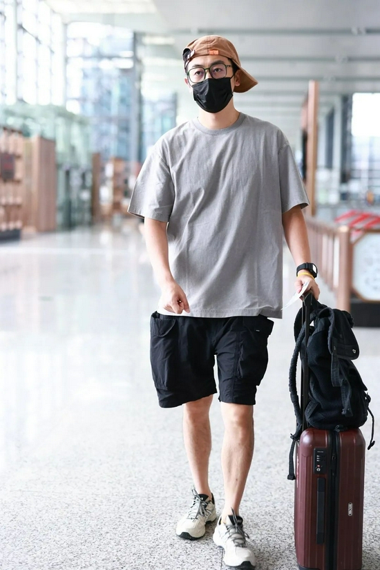 8月23日，朱亚文现身上海机场