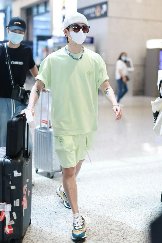 8月23日，符龙飞现身上海机场