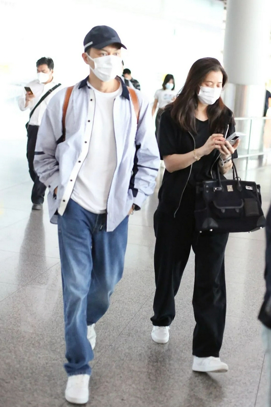 8月25日，张智霖&袁咏仪现身北京机场