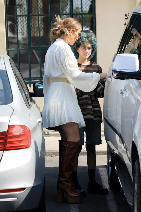 当地时间8月25日，Jennifer Lopez和女儿Emme现身西好莱坞