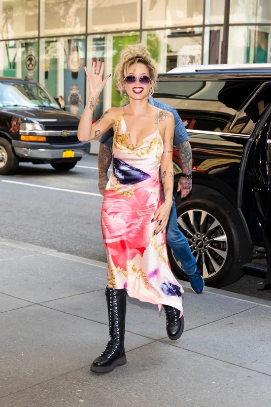 歌手Halsey ;Roberto Cavalli 2001