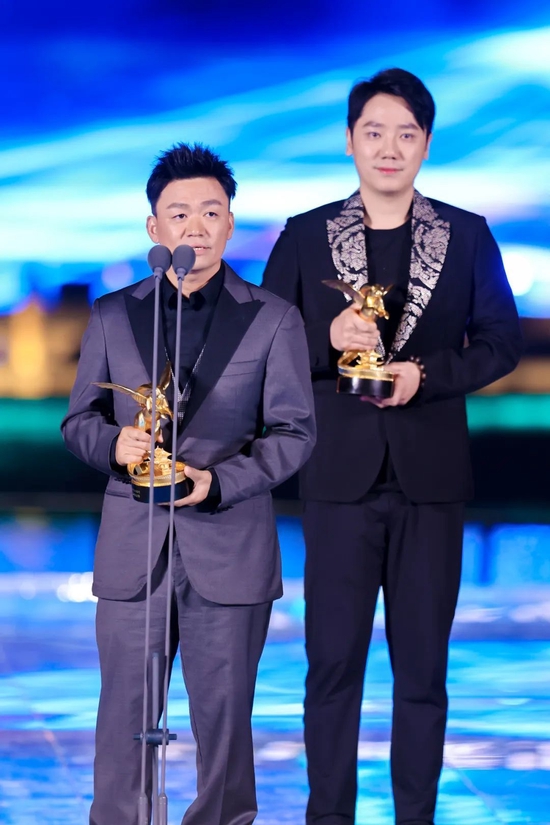 王宝强（左）执导影片获得“年度关注影片”荣誉。陈永胜（右）获得“年度新锐演员”荣誉。