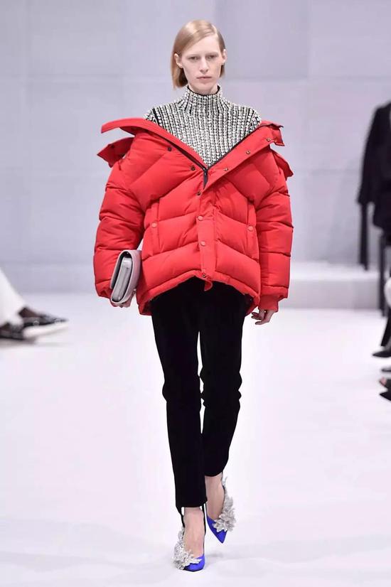 Balenciaga 2016秋冬，羽绒服的露肩穿法