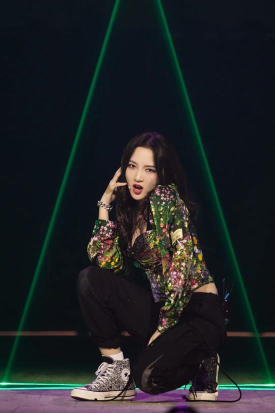 火遍时尚圈的“大佬裤” 你还不了解下插图(24) 火遍时尚圈的“大佬裤” 你还不了解下