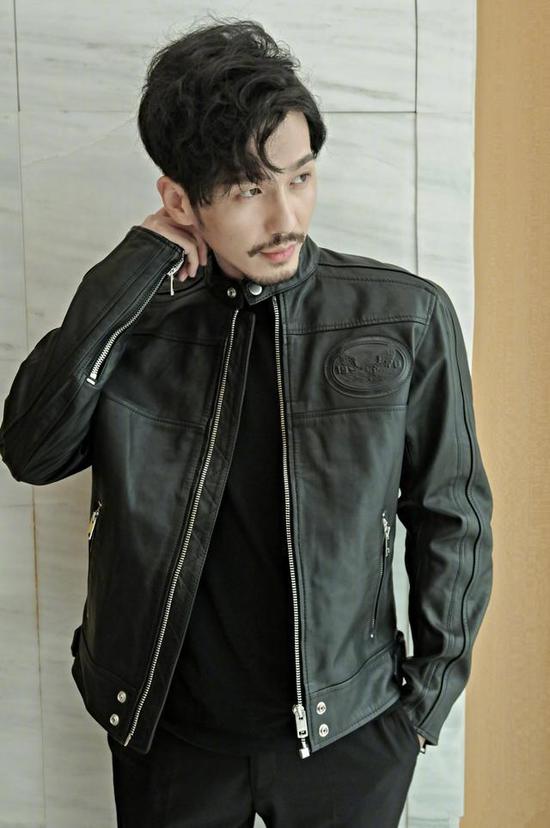 像约翰尼德普这种瞎长还依然帅气的胡子你是学不来的,咱就放弃好了。