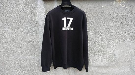 Givenchy的“17”印花T恤 图片来源：Grailed