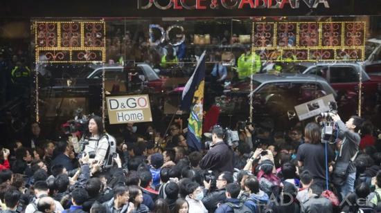 2012年，香港民众在Dolce&Gabbana门店前进行抗议活动