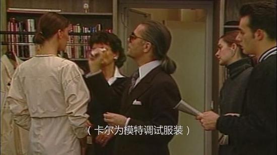 一点点的“过头”成为了CHANEL的特色,很时代、女性、和自我。