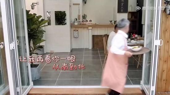 第二天开张后,小敏爷爷对自己负责的小伙子上演了
