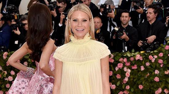 Gwyneth Paltrow的Met Gala红毯造型 图片来源：Us Weekly