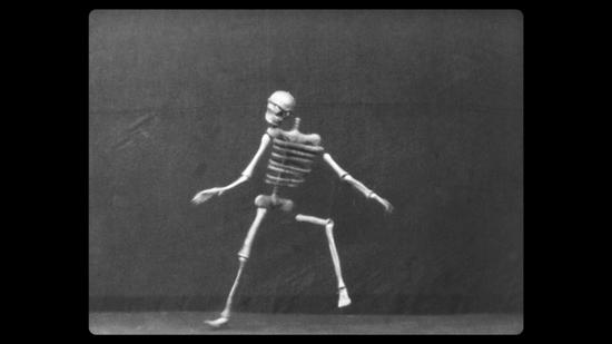 1895 年《Le Squelette joyeux》影像展现了舞蹈状态的骷髅(图片来源:YouTube)
