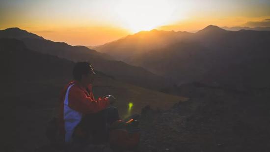 ▲ 趁夜下山的途中,莫大哥走丢了