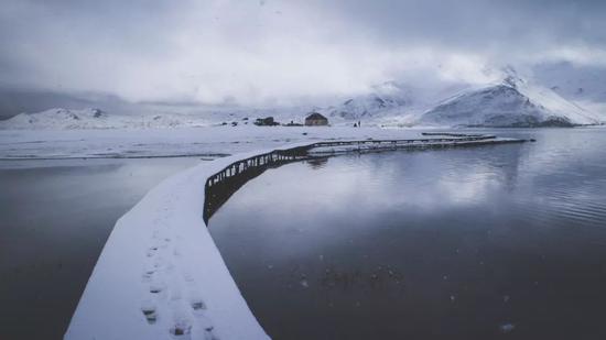 ▲ 大雪后的喀拉库勒湖,变成了白色仙境