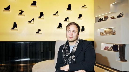 以珍珠鞋跟闻名的鞋履品牌Nicolas Kirkwood，被LVMH放弃后倒闭
