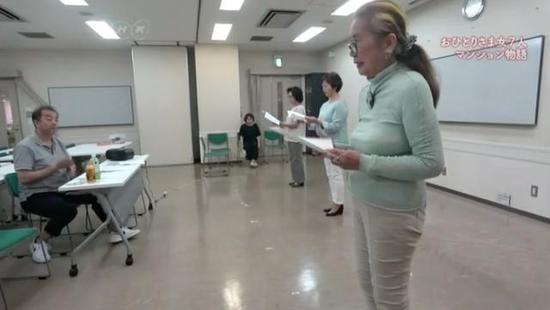 为了增强体力加紧锻炼,感觉记忆力下降就立马加入戏剧社排演,