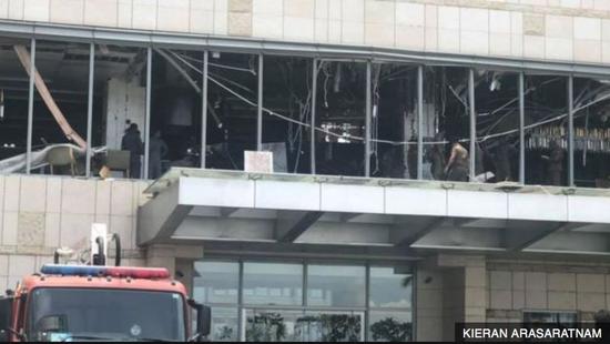 被炸毁的香格里拉酒店二楼餐厅 （via BBC）