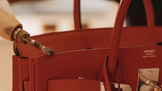 去年 6 月 Hermès 就在大阪希爾頓廣場開設全球首家專門維修店
