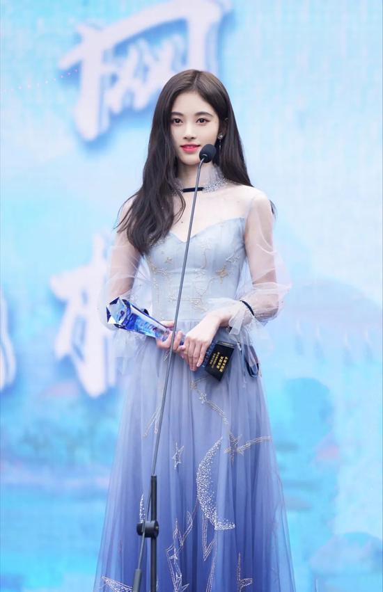 渐变色也太梦幻了 这三种调色方案把艺术感拉满插图(35) 渐变色也太梦幻了 这三种调色方案把艺术感拉满