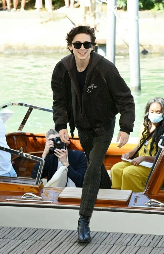 当地时间9月3日，Timothee Chalamet现身意大利威尼斯