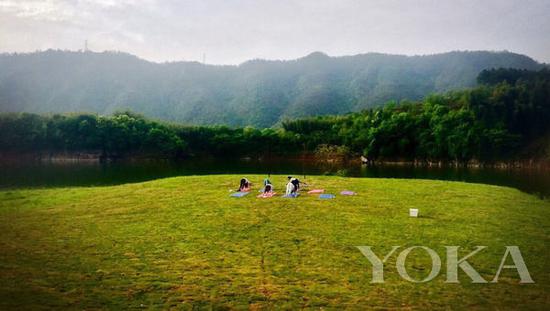 西坡千岛湖度假村瑜伽课 图片来自官网
