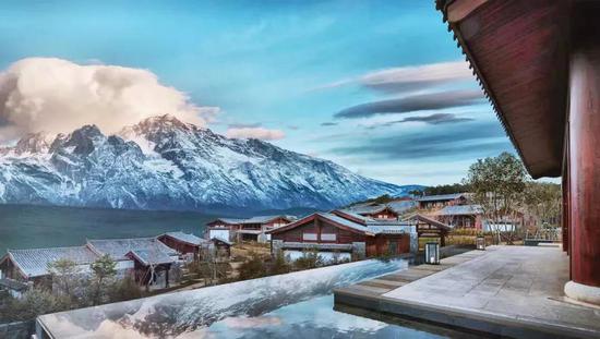 海拔3100米，是目前玉龙雪山景区内的唯一的奢华酒店，地理位置无可取代。