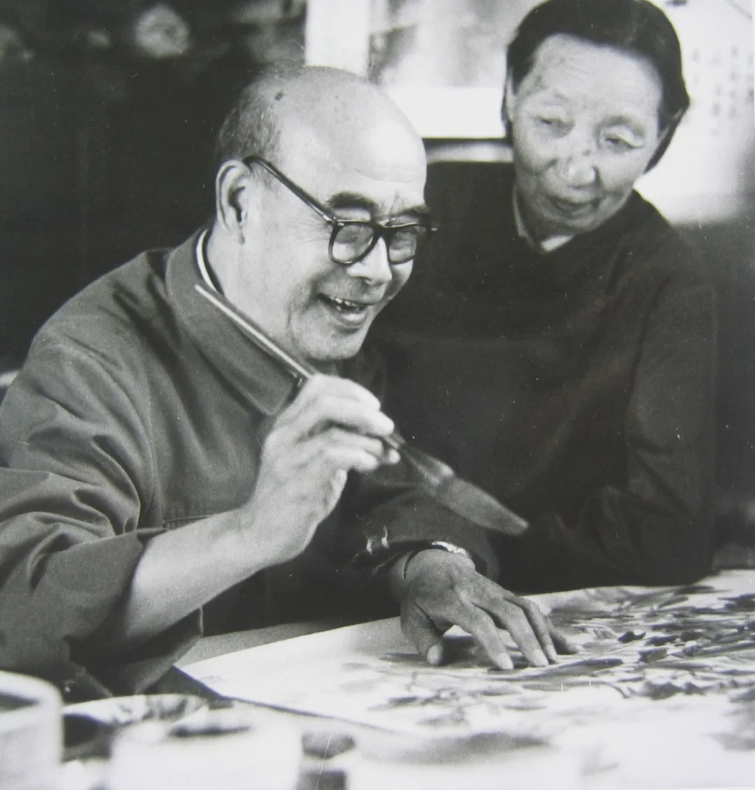 20世纪70年代与夫人徐佩蕸在画室作画