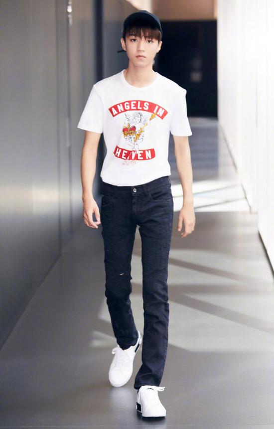 上一年穿过的小白鞋的命运是被另一双小白鞋替