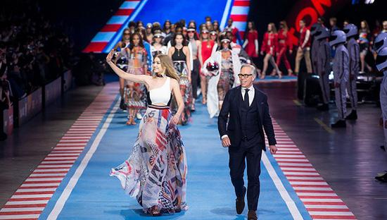 1Tommy Hilfiger 2018春季米兰大秀上超模Gigi Hadid与设计师本人一同谢幕