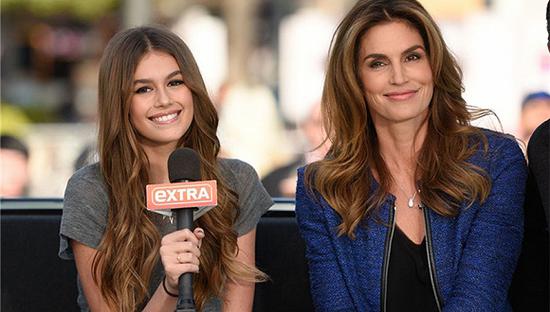 Cindy Crawford及其女儿Kaia Gerber 题图来源：Racked