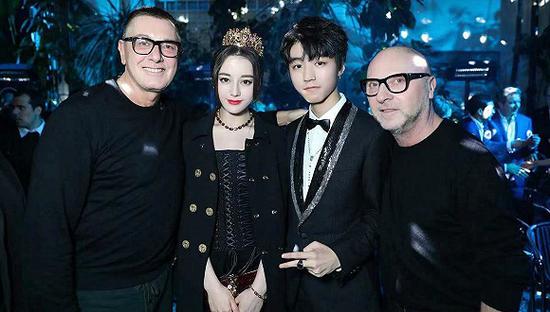 从左至右：Stefano Gabbana、迪丽热巴、王俊凯、Domenico Dolce