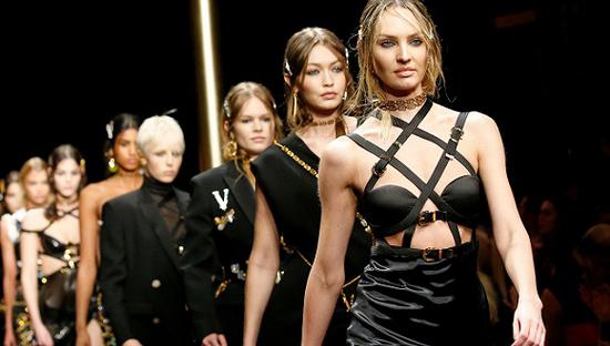 Versace2019秋季大秀。图片来源：WWD/REX/Shutterstock