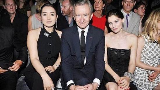 中间为LVMH集团董事长兼CEOBernard Arnault