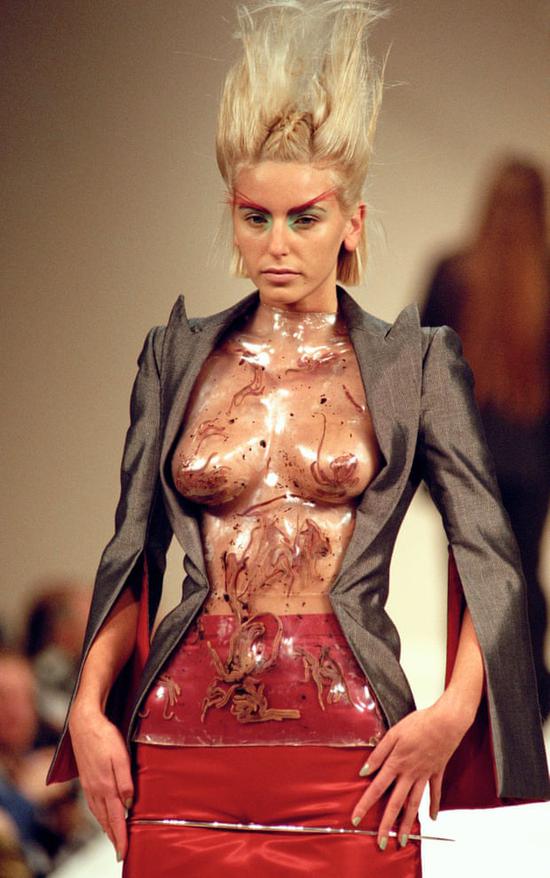 Alexander McQueen 1996 大秀上的蠕虫上衣(图片来源:The Guardian)