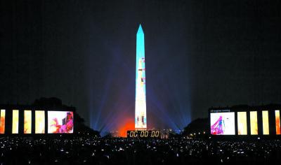 “土星五号”火箭影像投射在美国首都华盛顿的方尖碑上。