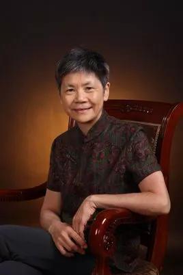 扬之水,原名赵丽雅,浙江诸暨人,1954年生。