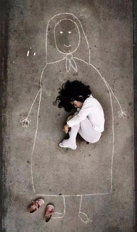在战争中失去母亲的孩子 为自己画了一个妈妈的怀抱