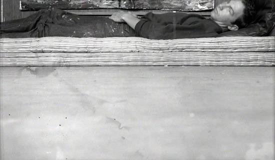 罗伯特·劳森伯格，《明信片自画像，黑山（II）》（Postcard Self-Portrait， Black Mountain [II]），1952。图片致谢罗伯特·劳森伯格基金会