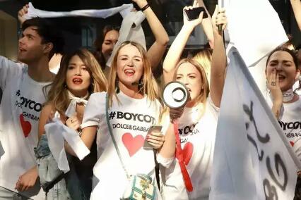 “BOYCOTT DOLCE&GABBANA”(抵制D&G)Docel&Gabbana的自黑