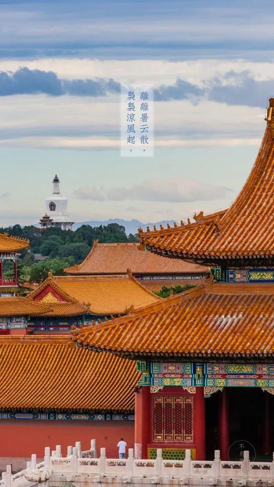 国庆的故宫墙内墙外一个样,人山人海都是脑袋。