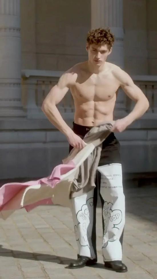 男模瓦伦汀回归秀场-手机新浪网