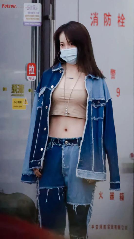 秒变蚂蚁腰今夏最流行的露腰穿搭也太辣了吧 秒变蚂蚁腰今夏最流行的露腰穿搭也太辣了吧