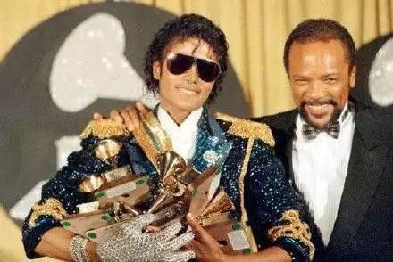 1984年的2月，迈克尔·杰克逊拿下了八个格莱美奖