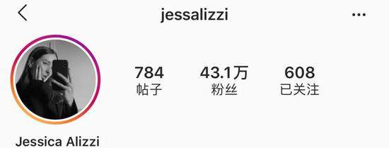 这些只会穿“黑白灰”的女人 都能当时尚博主了插图(7) 这些只会穿“黑白灰”的女人 都能当时尚博主了
