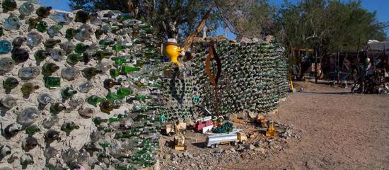 East Jesus 的 Bottle Wall，是 Slab City 的代表性建筑 / 艺术之一