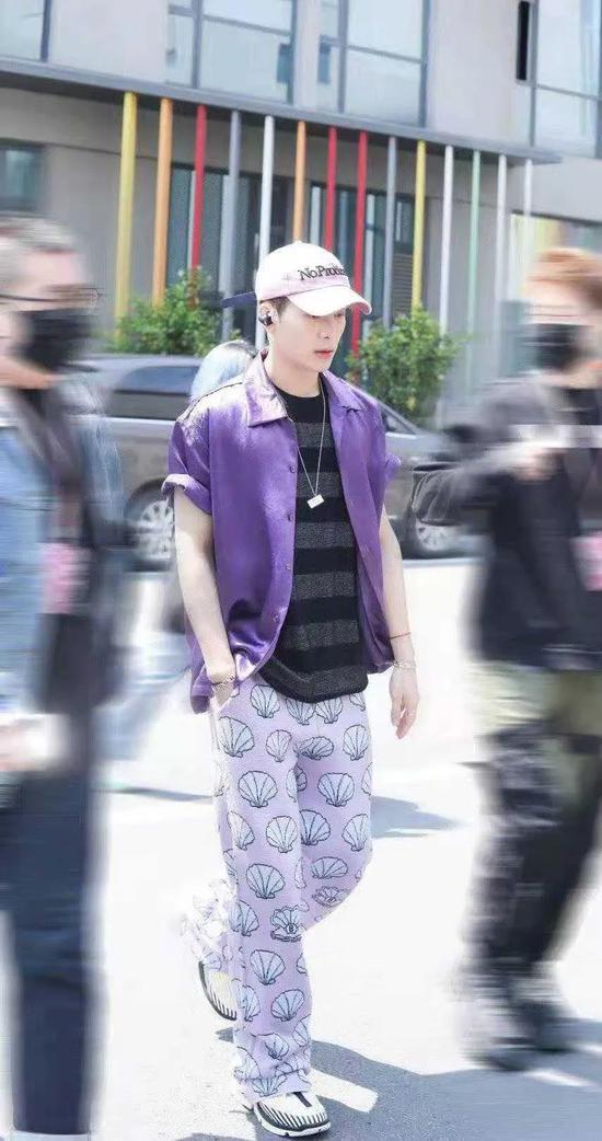 王嘉尔身着8on8紫色醋酸衬衫搭配浅紫色裤子
